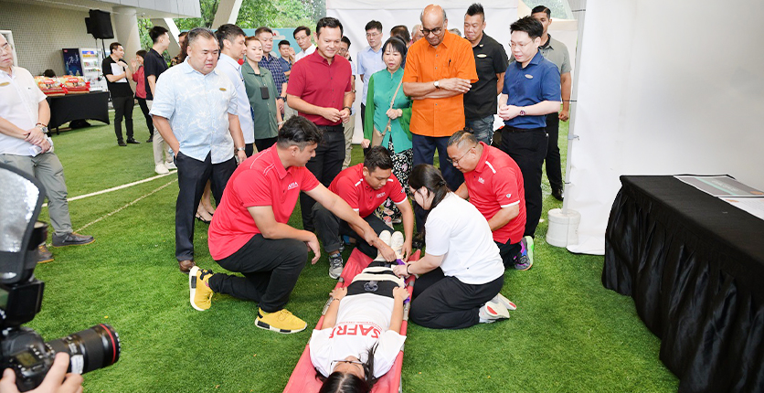 President Tharman Shanmugaratnam watch a first aid demonstration at SAFRA Choa Chu Kang